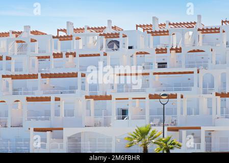 Außenansicht der Apartments in Spanien. Stockfoto