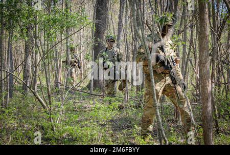 Soldaten des 1. Platoon, B "Dog" Kompanie, 2. Bataillon, 506. Infanterie-Regiment, 3. Brigaden-Kampfteam, 101. Luftangriff, richten ein Feuer auf einer Piste in Fort Knox, KY, am 27. April 2022. Der Zweck dieser Schulung besteht darin, eine dezentralisierte Schulungsdichte der Abteilung aus verteilten Außendienstumgebungen durchzuführen, um die Bereitschaft zu verbessern und gleichzeitig Kommunikations- und Nachhaltigkeitssysteme über große Entfernungen hinweg zu betonen. Stockfoto