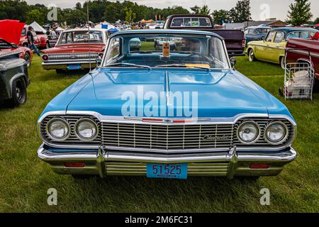 Iola, WI - 07. Juli 2022: Perspektivische Vorderansicht eines 1964 Chevrolet Impala Sport Coupé auf einer lokalen Automesse. Stockfoto