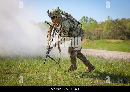 Soldaten des 1. Platoon, B "Dog" Kompanie, 2. Bataillon, 506. Infanterie-Regiment, 3. Brigaden-Kampfteam, 101. Luftangriff, richten ein Feuer auf einer Piste in Fort Knox, KY, am 27. April 2022. Der Zweck dieser Schulung besteht darin, eine dezentralisierte Schulungsdichte der Abteilung aus verteilten Außendienstumgebungen durchzuführen, um die Bereitschaft zu verbessern und gleichzeitig Kommunikations- und Nachhaltigkeitssysteme über große Entfernungen hinweg zu betonen. Stockfoto