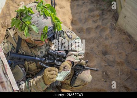 Soldaten des 1. Platoon, B "Dog" Kompanie, 2. Bataillon, 506. Infanterie-Regiment, 3. Brigaden-Kampfteam, 101. Luftangriff, richten ein Feuer auf einer Piste in Fort Knox, KY, am 27. April 2022. Der Zweck dieser Schulung besteht darin, eine dezentralisierte Schulungsdichte der Abteilung aus verteilten Außendienstumgebungen durchzuführen, um die Bereitschaft zu verbessern und gleichzeitig Kommunikations- und Nachhaltigkeitssysteme über große Entfernungen hinweg zu betonen. Stockfoto