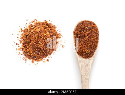 Gemahlene rote Chili-Paprika-Gewürze in Holzlöffel Stockfoto