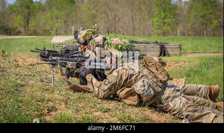 Soldaten des 1. Platoon, B "Dog" Kompanie, 2. Bataillon, 506. Infanterie-Regiment, 3. Brigaden-Kampfteam, 101. Luftangriff, richten ein Feuer auf einer Piste in Fort Knox, KY, am 27. April 2022. Der Zweck dieser Schulung besteht darin, eine dezentralisierte Schulungsdichte der Abteilung aus verteilten Außendienstumgebungen durchzuführen, um die Bereitschaft zu verbessern und gleichzeitig Kommunikations- und Nachhaltigkeitssysteme über große Entfernungen hinweg zu betonen. Stockfoto