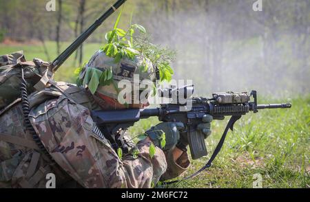 Soldaten des 1. Platoon, B "Dog" Kompanie, 2. Bataillon, 506. Infanterie-Regiment, 3. Brigaden-Kampfteam, 101. Luftangriff, richten ein Feuer auf einer Piste in Fort Knox, KY, am 27. April 2022. Der Zweck dieser Schulung besteht darin, eine dezentralisierte Schulungsdichte der Abteilung aus verteilten Außendienstumgebungen durchzuführen, um die Bereitschaft zu verbessern und gleichzeitig Kommunikations- und Nachhaltigkeitssysteme über große Entfernungen hinweg zu betonen. Stockfoto