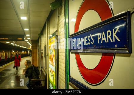 London - Dezember 2022: U-Bahn-Station St. James's Park Schild am Bahnsteig - Station District Line. Stockfoto