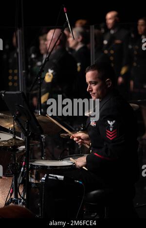 MASON, Ohio (27. April 2022) der Musiker 1st Class Joseph Ganzelli aus Downingtown, Pennsylvania, spielt das Schlagzeug mit der United States Navy Band Sea Chanters Chor während eines Konzerts an der Mason Middle School. Die Sea Chanters traten in sieben bundesstaaten auf, während ihrer 2.000 Meilen langen Tour durch 13 Städte, die Gemeinden in der ganzen Nation mit ihrer Marine verband. Joseph Ganzelli, National Tour, Navy, Navy Band, Sea Chanters Chor, Stockfoto