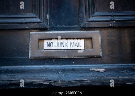 Briefkasten an der Vordertür mit „No Junk Mail“-Text Stockfoto