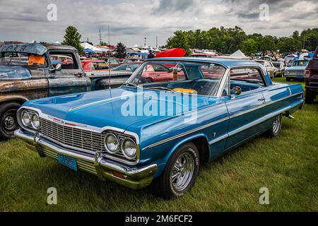 Iola, WI - 07. Juli 2022: Blick aus der oberen Perspektive auf eine Chevrolet Impala Sport Coupe aus dem Jahr 1964 auf einer lokalen Automesse. Stockfoto