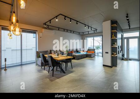 Modernes großes luxuriöses Studio-Apartment mit Esstisch Stockfoto