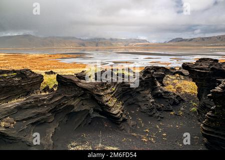 Vulkanische Felsformation in der Nähe von Dyrholaey, Island Stockfoto