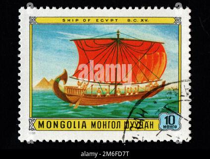 Mongolei - CIRCA 1981: Mongolischer Poststempel, der dem ägyptischen Schiff gewidmet ist. Poststempel Stockfoto