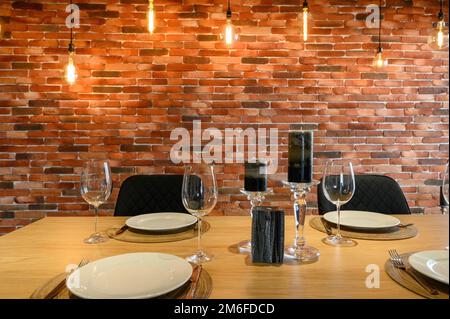 Moderne luxuriöse dunkelgraue und schwarze Küche mit Esstisch Stockfoto