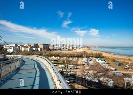 Blick auf die Bidge Ponte del Mare in der Stadt Pescara, Abruzzen, Italien Stockfoto