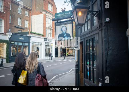 London - Dezember 2022: Chelsea Potter Green King Pub an der Kings Road, Chelsea High Street Stockfoto