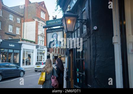 London - Dezember 2022: Chelsea Potter Green King Pub an der Kings Road, Chelsea High Street Stockfoto