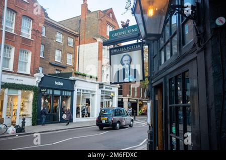 London - Dezember 2022: Chelsea Potter Green King Pub an der Kings Road, Chelsea High Street Stockfoto