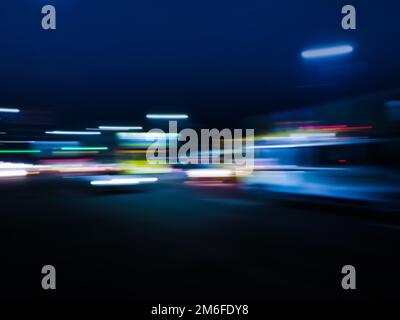City Blur Blick Stadtbild mit Bürogebäude Landschaft in der Nacht. Abstrakter urbaner Nacht-Unschärfe-Hintergrund. Stockfoto