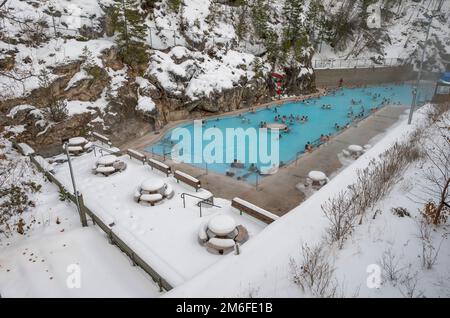 Radium Hot Springs, British Columbia, Kanada – 30. Januar 2022: Die Menschen entspannen sich in einer natürlichen heißen Quelle im Kootenay National Park Stockfoto