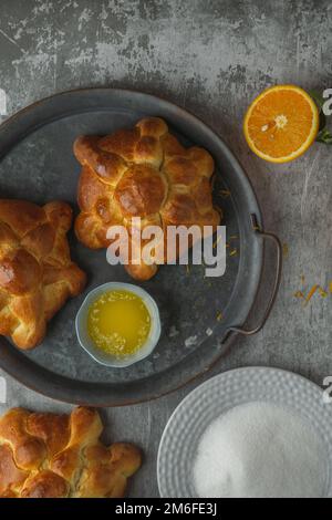 Mexikanisches Pan de Muertos für den Tag der Toten. Draufsicht. Stockfoto