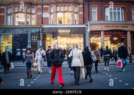 London, Dezember 2022: Boggi Milano Store in Chelsea, eine italienische Modemarke Stockfoto