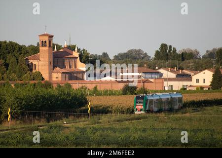 Blick auf den Regionalzug Luzzara Parma, Italien Stockfoto