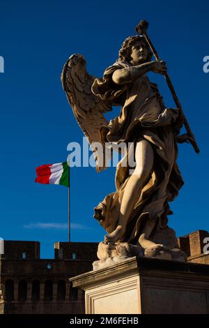 Engelskulptur der Brücke Ponte de Sant'Angelo, Roma, Italien Stockfoto