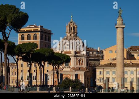 Trajan-Säule, Santa Maria de Loreto-Kirche und Chiesa del Santissimo Nome di Maria im Trajan-Forum. Rom, Italien Stockfoto
