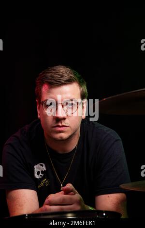 Idles Drummer Jon Beavis fotografiert in Factory Studios, Bristol. Stockfoto