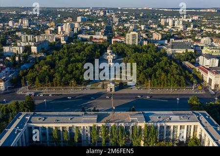 Luftaufnahme des Regierungshauses und des Cathedral Parks im Zentrum von Chisinau, der Hauptstadt von Moldawien, bei Sonnenuntergang Chisinau, Moldawien Stockfoto