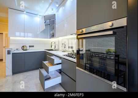 Luxus weiß und dunkelgrau moderne Küche Interieur Stockfoto