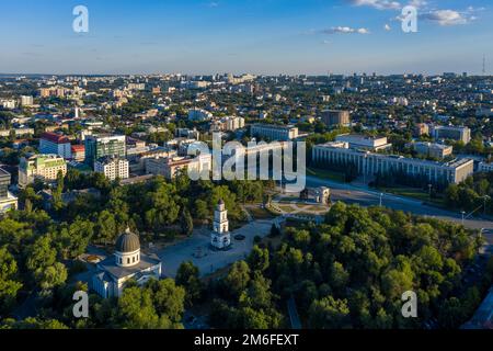 Luftaufnahme von Cathedral Park und Government House im Zentrum von Chisinau, Hauptstadt von Moldawien, bei Sonnenuntergang Stockfoto