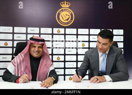 Riad, Saudi-Arabien. 04. Januar 2023. Riad, Königreich, Saudi-Arabien, 3. Januar 2023, Der portugiesische Fußballstar Cristiano Ronaldo posiert am 3. Januar 2023 mit dem Präsidenten des Fußballklubs AlNassr Mossali Al-Muammar auf der Pressekonferenz in Riad, Königreich Saudi-Arabien. Foto: Balkis Press/ABACAPRESS.COM Kredit: Abaca Press/Alamy Live News Stockfoto