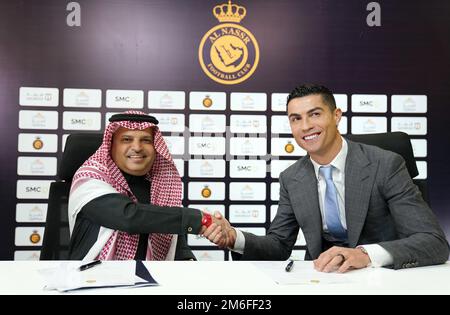 Riad, Saudi-Arabien. 04. Januar 2023. Riad, Königreich, Saudi-Arabien, 3. Januar 2023, Der portugiesische Fußballstar Cristiano Ronaldo posiert am 3. Januar 2023 mit dem Präsidenten des Fußballklubs AlNassr Mossali Al-Muammar auf der Pressekonferenz in Riad, Königreich Saudi-Arabien. Foto: Balkis Press/ABACAPRESS.COM Kredit: Abaca Press/Alamy Live News Stockfoto