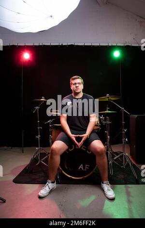 Idles Drummer Jon Beavis fotografiert in Factory Studios, Bristol. Stockfoto