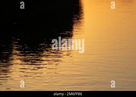 Sonnenuntergänge im Wasser des Flusses Po, Italien Stockfoto