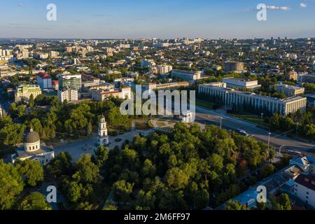 Luftaufnahme von Cathedral Park und Government House im Zentrum von Chisinau, Hauptstadt von Moldawien, bei Sonnenuntergang Stockfoto