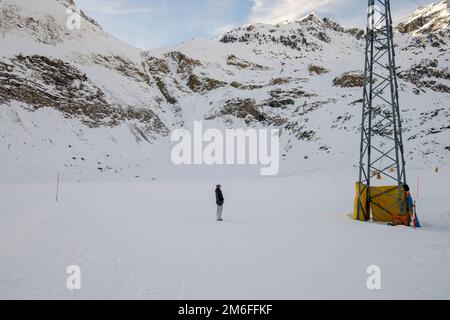 Eine Person isoliert in einer Winterlandschaft mit Schnee in Italien Stockfoto