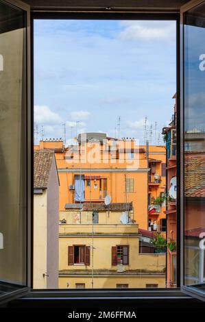 Typischer Blick aus dem Fenster auf die üblichen alten Wohngebäude mit Ziegeldächern in Rom, Italien Stockfoto