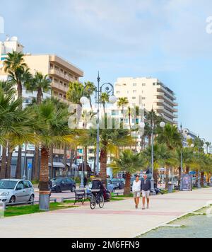 Menschen, die am Ufer von Larnaca Zypern spazieren gehen Stockfoto