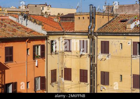 Typische Ansicht der üblichen alten Wohngebäude mit Ziegeldächern in Rom, Italien Stockfoto