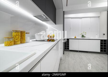 Luxuriöse, moderne Marmorküche in Weiß und Schwarz Stockfoto