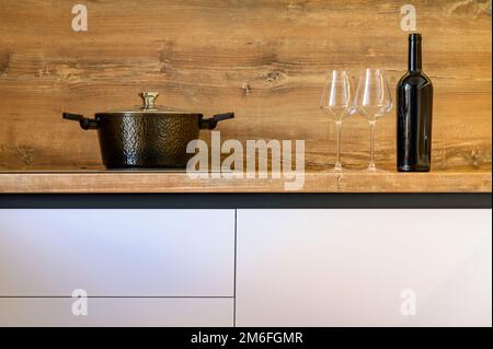 Moderne weiße und beigefarbene Holzkücheninterieurs Stockfoto