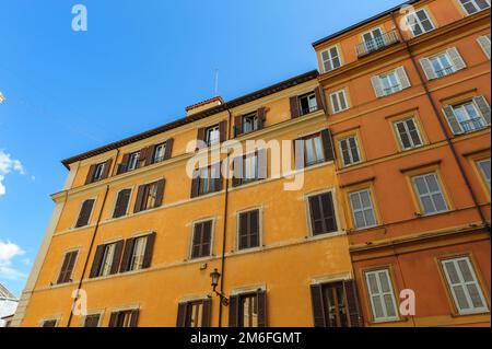 Typische Ansicht der üblichen alten Wohngebäude in Rom, Italien Stockfoto