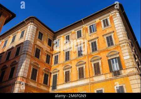 Typische Ansicht der üblichen alten Wohngebäude in Rom, Italien Stockfoto