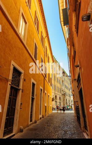 Enge Gassen mit alten mittelalterlichen Wohngebäuden in Rom, Italien Stockfoto