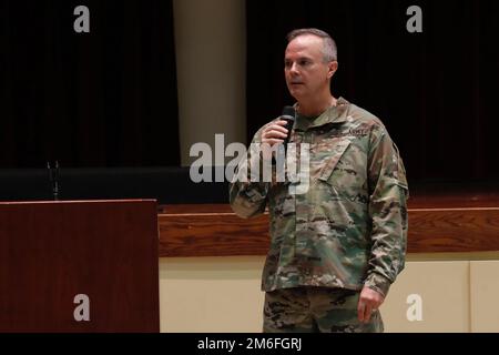 CH (Oberst) Michael McDonald, der Befehlskaplan der 3. Infanterieabteilung, spricht über seine Erfahrungen als Armeekaplan während eines Symposiums in Fort Stewart, Georgia, am 27. April 2022. Die Veranstaltung war eine Zusammenarbeit mit Kaplan aus der ganzen Region, um die religiösen Ressourcen zu erörtern, die die Kirchen innerhalb der Armee den Soldaten und ihren Familien bieten. Stockfoto