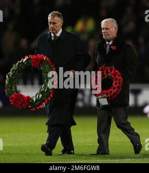 Dateifoto vom 3.-11-2012 des ehemaligen Spielers von West Ham United Sir Geoff Hurst mit West Ham United Chairman David Gold (rechts). West Ham Joint-Chairman David Gold ist im Alter von 86 Jahren nach einer "kurzen Krankheit" gestorben, wie der Premier League Club angekündigt hat. Ausgabedatum: Mittwoch, 4. Januar 2023. Stockfoto