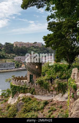 People in a Little Tower Lookout - Douro River View from a beautiful Garden in the Park - PalÃ¡cio de Cristal, Porto, Portugal Stockfoto