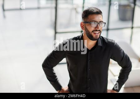 Portrait von lächelnden jungen Geschäftsmann im Büro Stockfoto