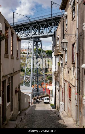 Brücke Dom LuÃ­s I - Doppelstockbrücke aus Metall, die den Fluss Douro zwischen den Städten Porto und Vila Nova de Gaia überspannt Stockfoto